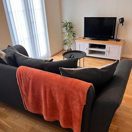 At Home In The City Serviced Apartments Newport Buitenkant foto
