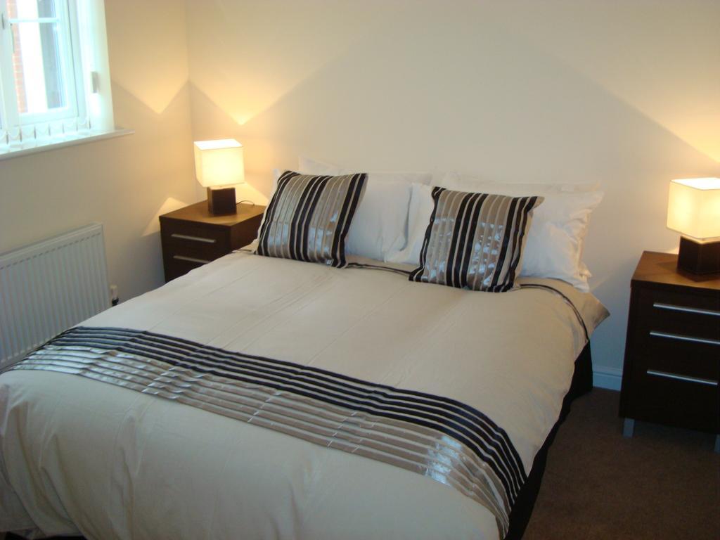 At Home In The City Serviced Apartments Newport Buitenkant foto